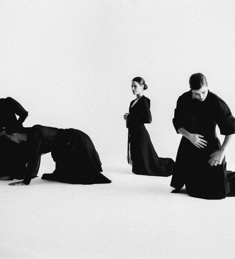 TRAÍAN EL PELO SUELTO Y CORONA DE FLORES